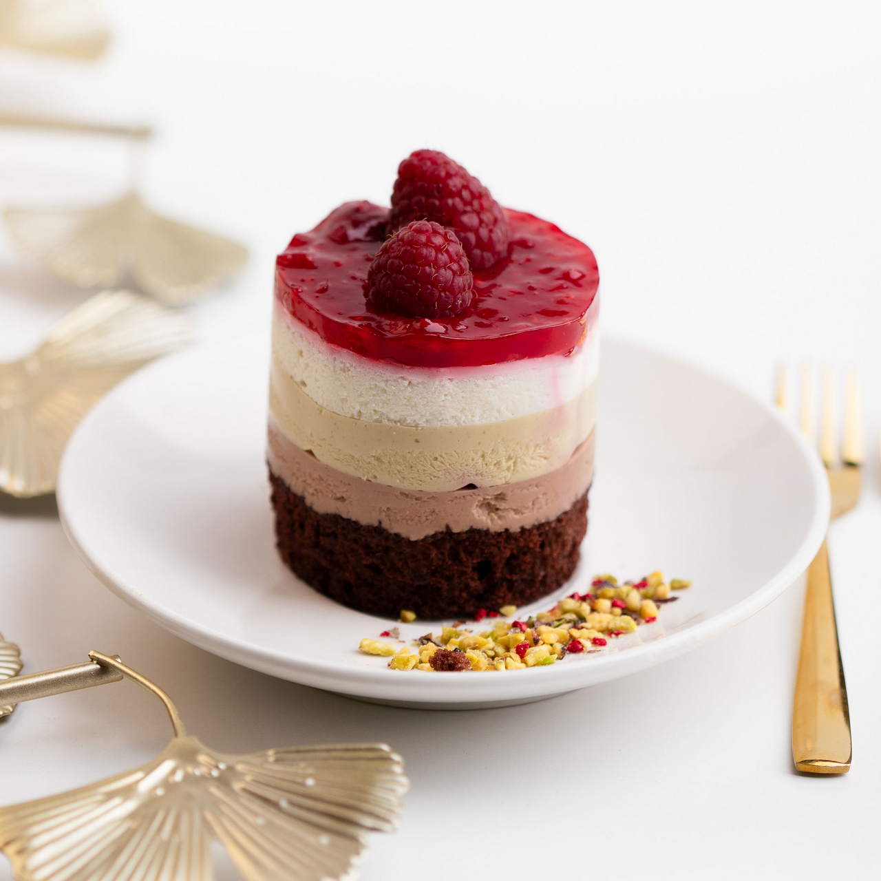 Duplacsokis torta, pisztácia krémmel és málna darabokkal