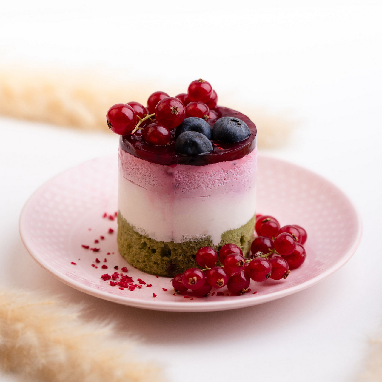 Tort de lime, fructe de pădure cu pandișpan de fistic
