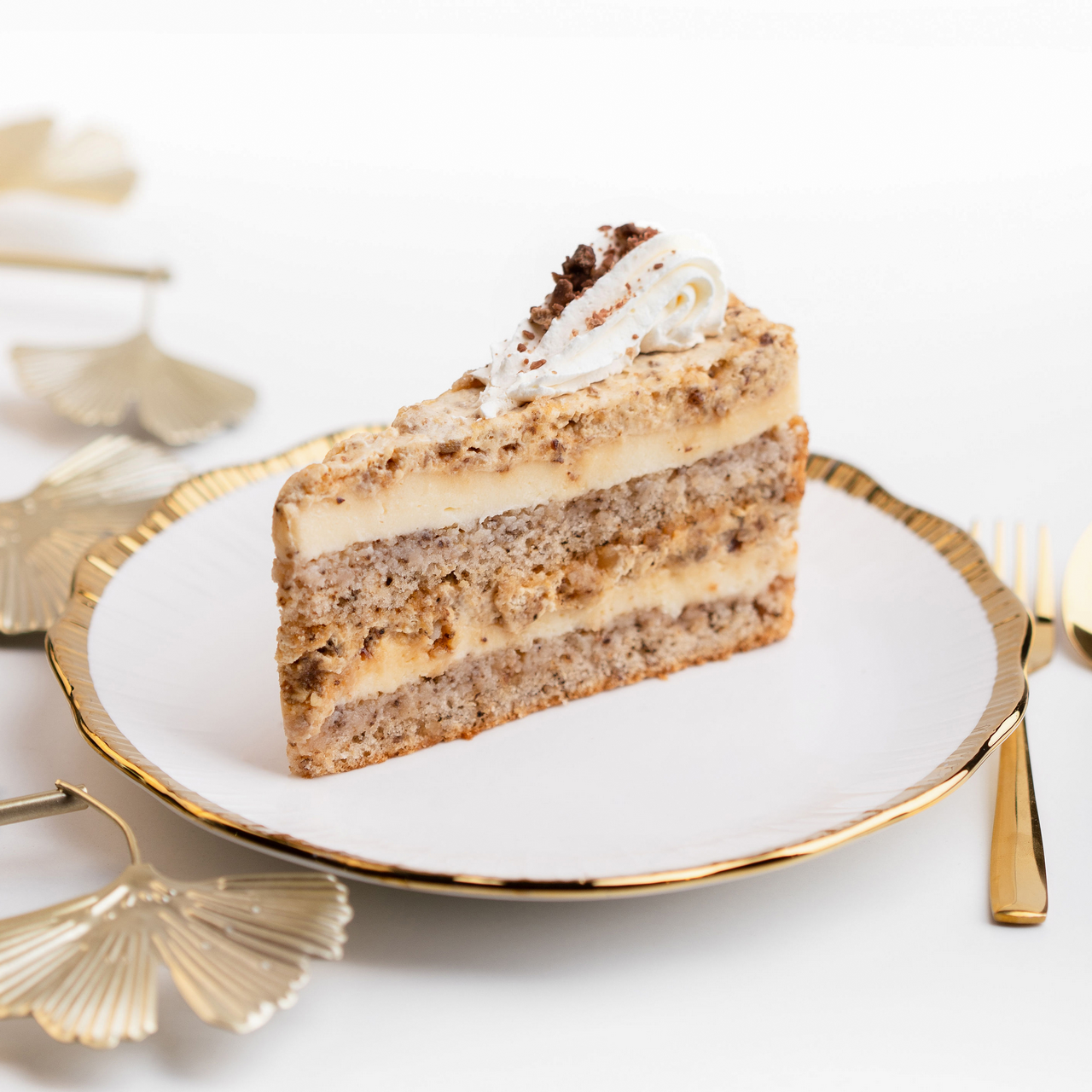 Tort de nucă cu cremă de vanilie, frișcă cu nucă caramelizată