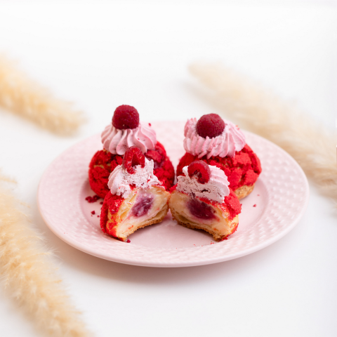 Choux cu zmeură, umplut cu cremă de zmeură